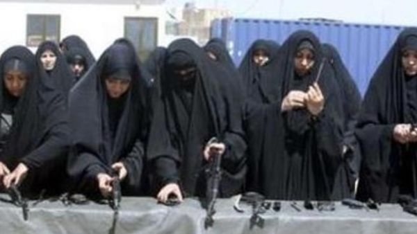 شرطيات عراقيات يتدربن على فك وتركيب السلاح في اكاديمية الشرطة في كربلاء