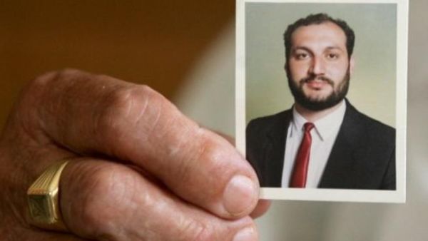 والدة الصحفي الفلسطيني سامر علاوي تحمل صورة ابنها في سبسطية  
