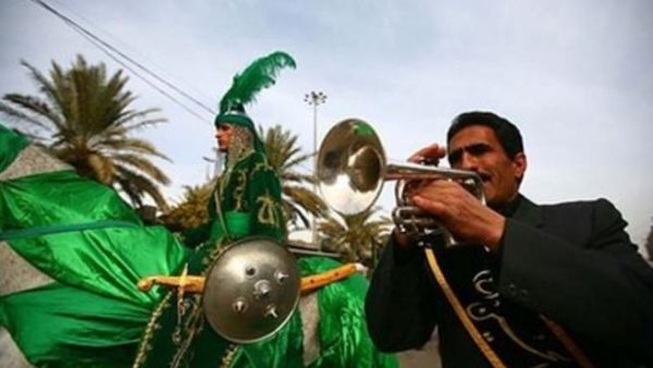 الاف الزوار الشيعة يتدفقون على كربلاء