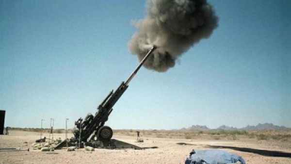 تبعد القرية الواقعة تحت سيطرة تنظيم الدولة الإسلامية نحو أربعين كيلومترا عن مدينة الرقة