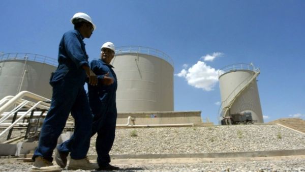 بغداد تشترط تسليم واردات نفط كردستان مقابل صرف كامل رواتب موظفي الإقليم
