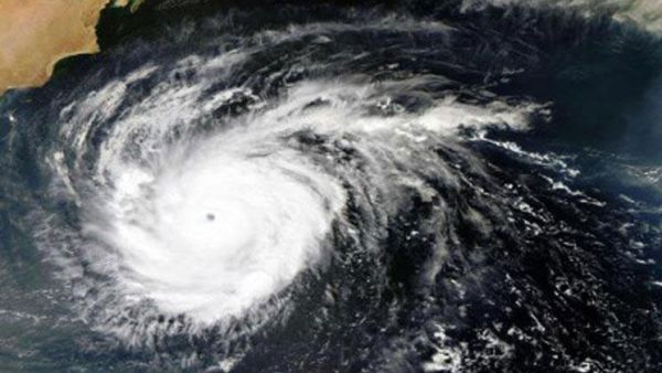 إعصار هائل يقترب من جزيرة فيجي