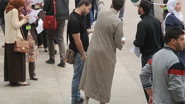 حذر نشطاء من مغبة تنفيذ قرار المنع لأنه قد يفتح الباب نحو التطرف