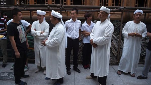 حظر إطالة اللحى وارتداء النقاب في الأماكن العامة 
