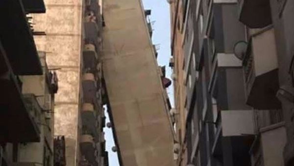 أطلق معلقون تعليقات ساخرة على "تعانق" البنايتين  