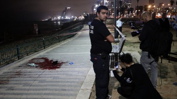 Israeli police and journalists gather at the scene of a stabbing attack on March 8, 2016 in the neighborhood of Jaffa near Tel Aviv. (AFP/Thomas Coex)