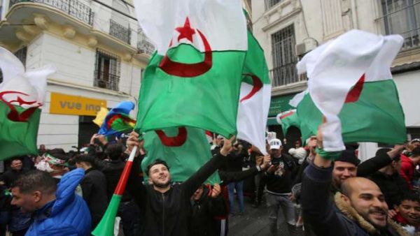 وسط العاصمة الجزائرية يشهد احتجاجات حاشدة على مدى شهر 