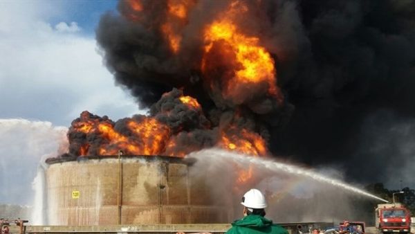 حريق هائل الأحد، بمجمع مصافي النفط في مدينة حيفا بإسرائيل