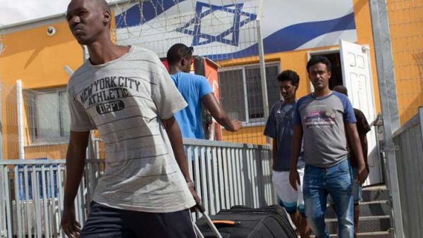 يعيش حالياً نحو 34 ألفاً من البالغين الإرتيريين والسودانيين في إسرائيل