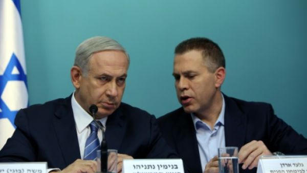 جلعاد ايردان مع رئيس الوزراء الاسرائيلي بنيامين نتانياهو