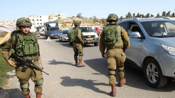 Israeli soldiers man a checkpoint at one of the entrances of the West Bank city of Hebron, on November 23, 2015. (AFP/Hazem Bader) Israeli soldiers man a checkpoint at one of the entrances of the West Bank city of Hebron, on November 23, 2015. (AFP/Hazem Bader)
