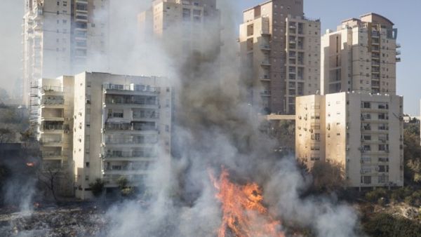 صورة للحريق المذكور من داخل المستوطنة التي تقع قرب مدينة رام الله