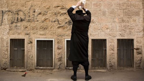 يعتبر يوم الغفران في الشريعة اليهودية يوم عطلة كاملة يحظر فيه العمل 