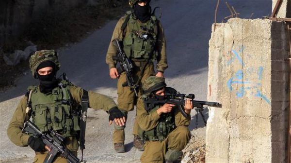 Israeli soldiers hold a position in a street, east of the West Bank city of Nablus, October 3, 2015. (AFP/File)