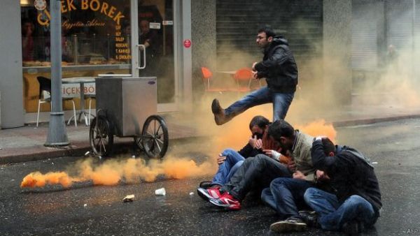 يصر المعارضون على أن احتجاجاتهم "سلمية"