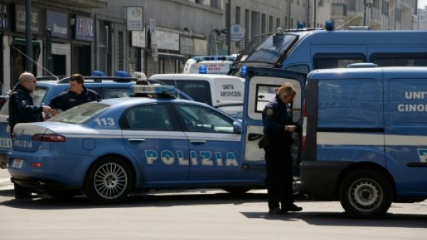 الشرطة الايطالية خلال عملية في ميلانو

