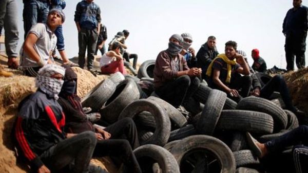 المتظاهرون أشعلوا مئات الإطارات قرب الخط العازل