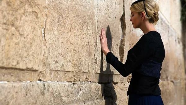 بعد ان صلت ايفانكا التي ارتدت ملابس سوداء اللون، قامت بمسح دموعها من التأثر

