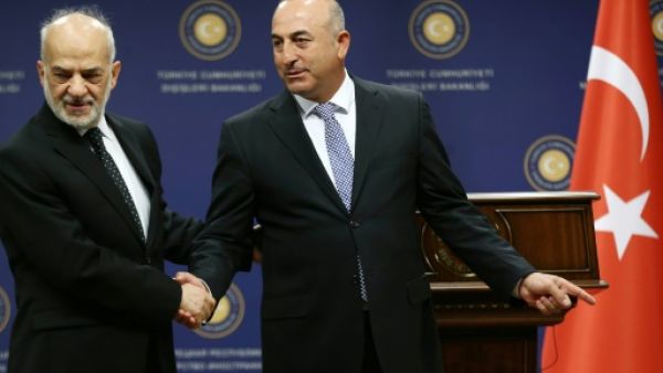 وزير الخارجية العراقي ابراهيم الجعفري مع نظيره التركي تشاوش اوغلو
