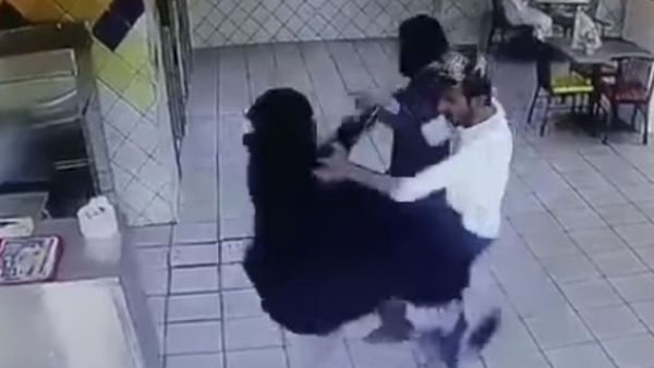 فتاة تضرب شابًا في جدة