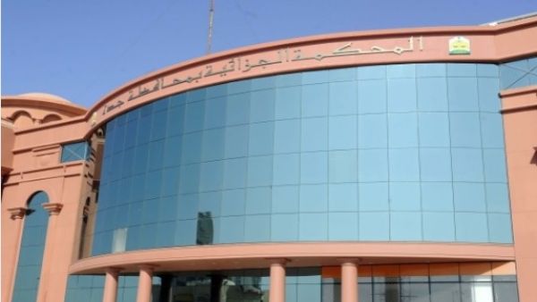 طبيب يضرب ممرضة ويكشف حجابها