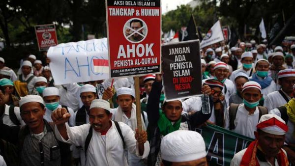 الآلاف من المسلمين في اندونيسيا يتظاهرون ضد حاكم جاكرتا