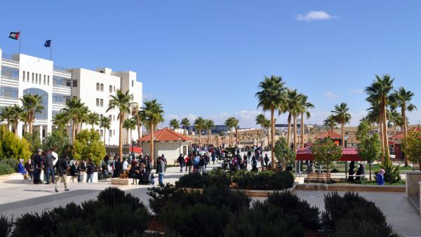 شاب يطلب يد فتاة في جامعة جدارا الاردنية