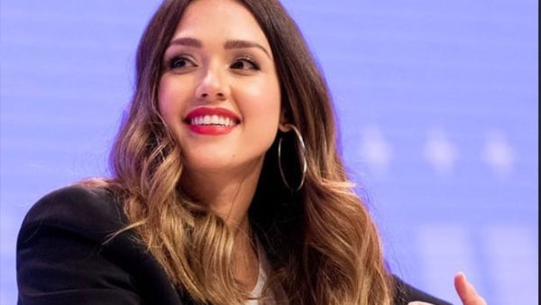 The actress layered a simple white T-shirt underneath her blazer (Source: Jessicaalbafanclub / Instagram) 