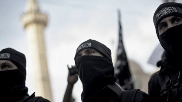 مسلحون جهاديون ملثمون على جبهاتهم  كلمة التوحيد (لا إله إلا الله محمد رسول الله)