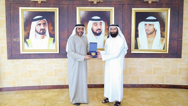 منصور العور، رئيس جامعة حمدان بن محمد الذكية، وعبدالله بن زايد الفلاسي، مدير عام دائرة الموارد البشرية لحكومة دبي. منصور العور، رئيس جامعة حمدان بن محمد الذكية، وعبدالله بن زايد الفلاسي، مدير عام دائرة الموارد البشرية لحكومة دبي.