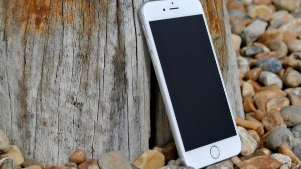 Some leaks talk about the iPhone 8 in which the Touch ID sensor could be on the front of the device. (Pixabay)