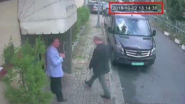 يظهر في الصورة صورة خاشقجي وهو متجه إلى باب القنصلية للدخول 
