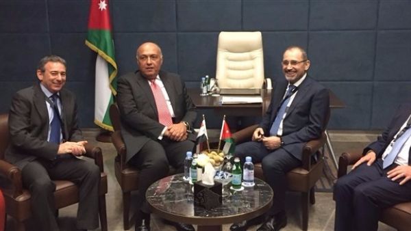 شكري ينسق مع نظيره الأردني ملفات القمة العربية
