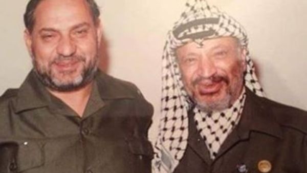الحسيني في صورة تاريخية مع زعيم حركة فتح الراحل ياسر عرفات - أرشيف