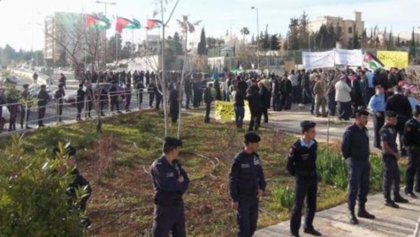 الشرطة الاردنية تحيط بمتظاهرين تجمعوا تضامنا مع المعتقلين في عمان امس السبت 31/3/الصورة عن موقع في المرصاد الاردني