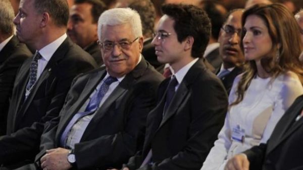 الرئيس الفلسطيني مشاركا في المنتدى والى يمينه شقيق العاهل الاردني الامير فيصل والى يساره ولي العهد الاردني الامير حسين والملكة رانيا/أ.ف.ب