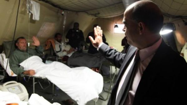  الوزير المفوض لشؤون المحاربين القدامى مندوب وزير الدفاع الفرنسي قادر عاريف في زيارة لمخسم الزعتري للاجئين السوريين في الاردن/أ.ف.ب