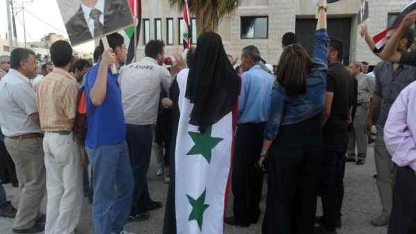 أردنيون يتظاهرون في عمان ضد التدخل الأجنبي في سورية ورفضا للإعتداء عليها من القوى الغربية/ أرشيفية