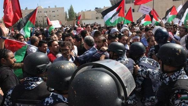 الحكومة قلصت حرية التعبير واعتقلت ووجهت التهم لنشطاء ومعارضين، وصحافيين