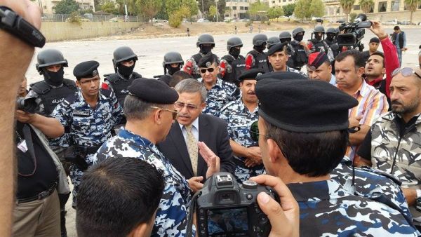 رئيس اللجنة الشعبية للدفاع عن الأقصى والمقدسات المهندس عبدالله عبيدات يحاور ضباط الأمن