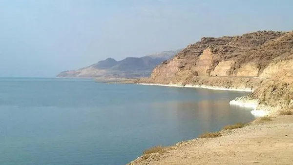 الجيش الإسرائيلي أوقف زورقا صغيرا بالبحر الميت كان بداخله فلسطينيين اثنين في الأربعينات من عمرهم 