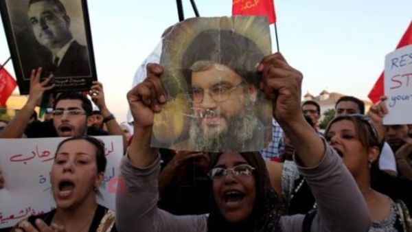 مئات الناشطين القوميين واليساريين يعتصمون أمام السفارة الأميركية في العاصمة عمان