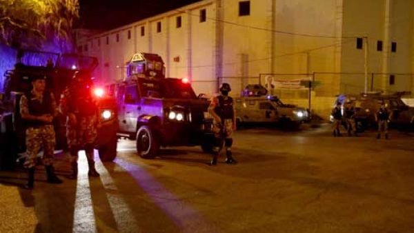 رجال أمن أردنيين في محيط السفارة الاسرائيلية 