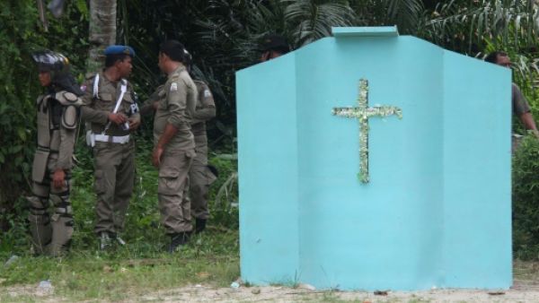 قوات الامن تدمر كنائس بعد اعمال عنف دينية في اندونيسيا