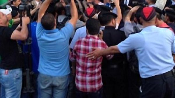 شهد محيط السفارة عمليات كر وفر بين المحتجين وقوات الأمن والدرك