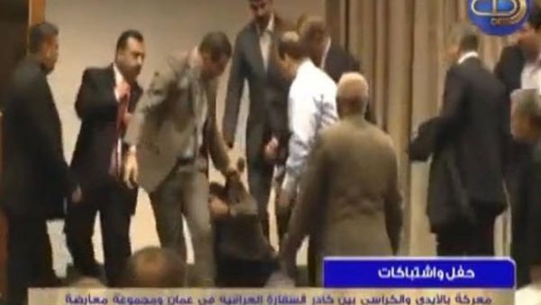 لقطة تظهر الإعتداء على النشطاء الأردنيين من قبل مرافقي السفير العراقي