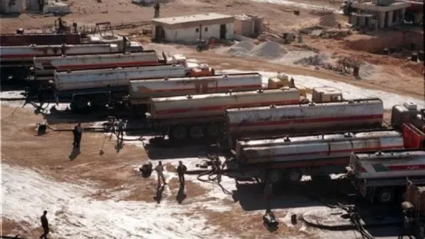 صهاريج نفط عراقية تقوم بتفريغ حمولتها في مصفاة اردنية