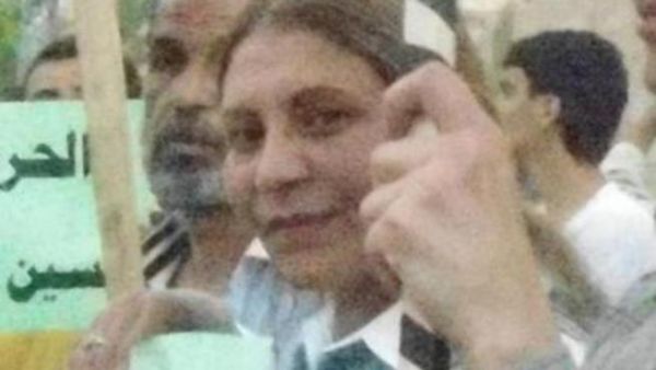 علا صافي،53 سنة، خلال مشاركتها بتظاهرة سلمية موقوفة بتهم التحريض على قلب نظام الحكم/انترنت