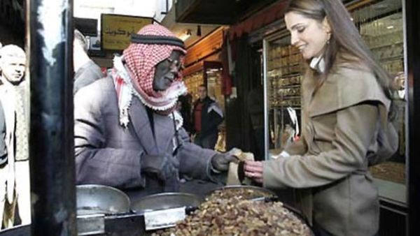 الملكة رانيا خلال جولة لها وسط العاصمة الاردنية/ارشيف