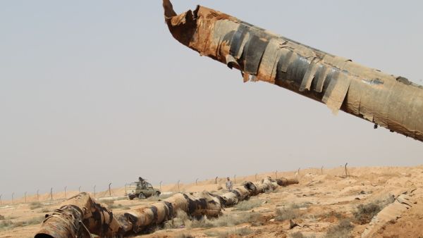 أنبوب نفط قديم يعبر الحدود العراقية والسورية والأردنية